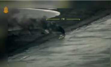 Sekundy do zagłady: Bayraktar kontra rosyjski kuter z desantem (WIDEO)