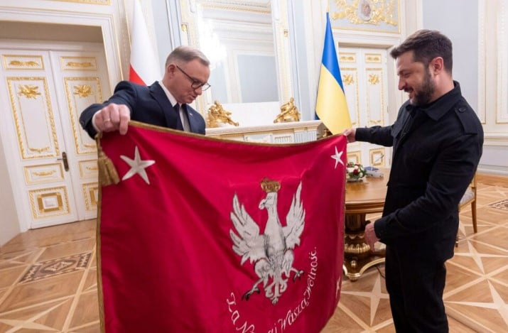 Prezydent Andrzej Duda podarował prezydentowi Ukrainy Wołodymyrowi Zełeńskiemu kopię sztandaru. Fot: facebook.com/robert.czyzewski.102