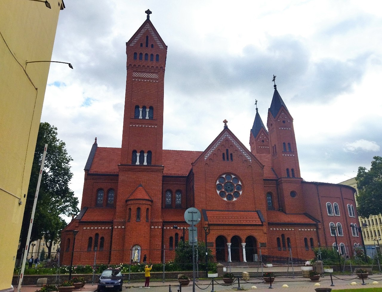 Tajemniczy remont Czerwonego Kościoła w Mińsku – co się tam naprawdę dzieje