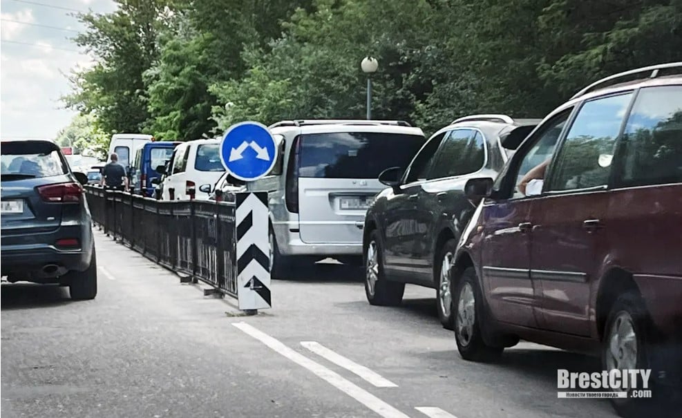 Kolejka na wyjazd do Polski. Fot: brestcity.com