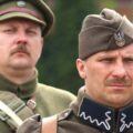 Członkowie polskiej (SRH Marienburg, Pomorze) i ukraińskiej (Kamieniec Podolski) grup rekonstrukcyjnych na obchodach 95. rocznicy polsko-ukraińskiego Sojuszu 1920 roku w Winnicy na Podolu, 2015