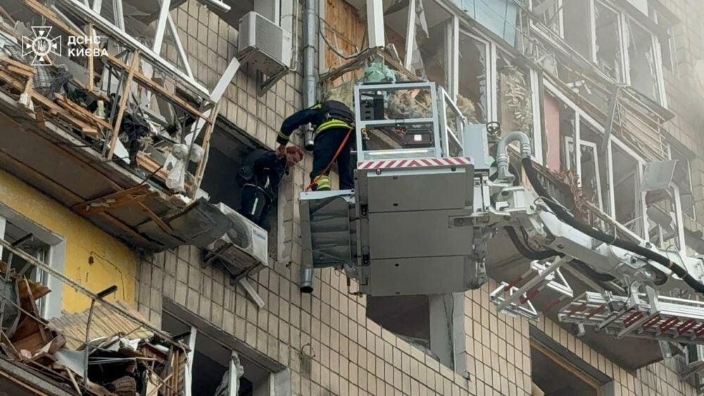 Skutki ataku w Kijowie. Fot: Służba DSNS w Telegramie