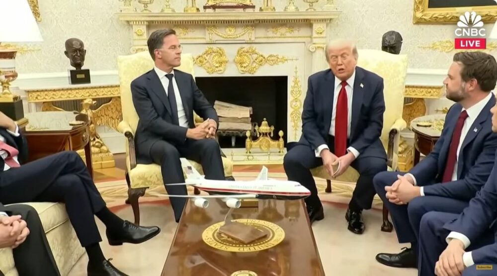Prezydent Trump i szef NATO Mark Rutte w Gabinecie Owalnym 14 lipca 2025/ Fot: PrtSc https://www.youtube.com/@CNBCtelevision