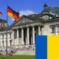 Gmach Bundestagu w Berlinie i ukraińska flaga