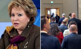 Poczekaj aż wyjdziemy! I gdakaj do pustych krzeseł do woli, kwoko Putina (WIDEO)