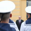 Putin podczas ograniczonych obchodów Dnia Marynarki Wojennej w Petersburgu