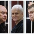 Walancin Stefanowicz, Aleś Bialacki oraz prawnik "Wiasny" Uładzimir Łabkowicz. Fot: CPC Wiasna