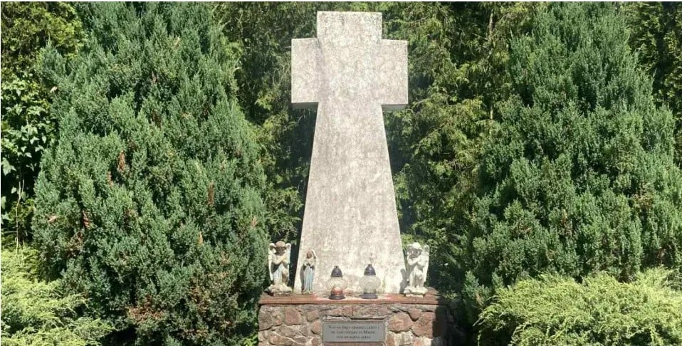 Krzyż we wsi Wojstom / katolik.life