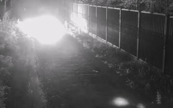 Koktajle Mołotowa, kamienie i błyskawiczny szturm! Migranci szkoleni przez Białorusinów forsują granicę w kilka minut!