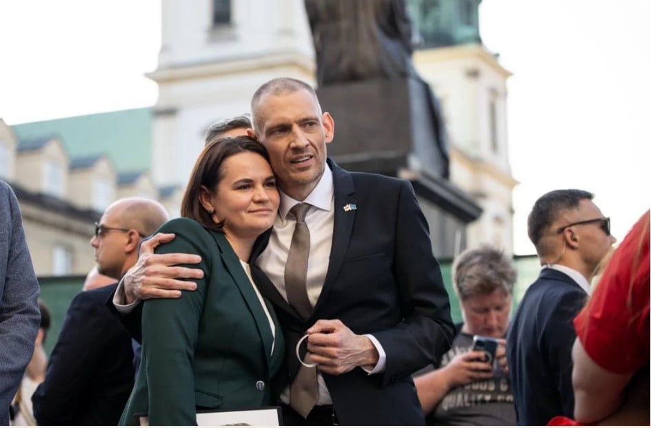 Swiatłana i Siarhiei Cichabouscy na wiecu solidarności w Warszawie 26 czerwca 2025. Fot: tsikhanouskaya.org