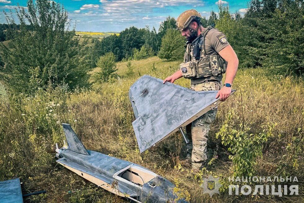 Saper policyjny z dronem Gerbera (Geran-2). Fot: Narodowa Policja Ukrainy