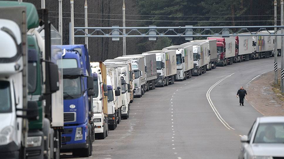 Kolejka ciężarówek na granicy. Fot: Ria Novosti