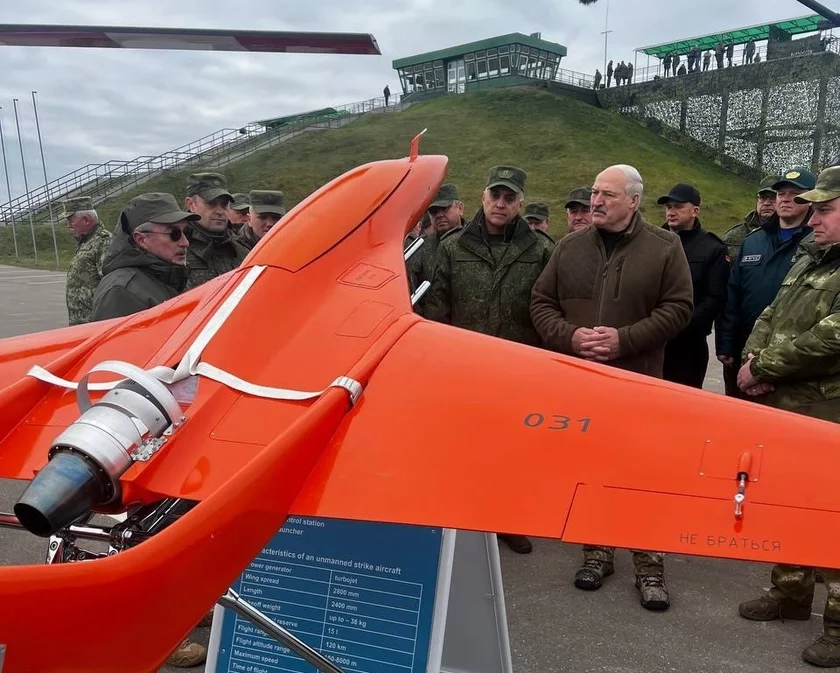 Aleksandrowi Łukaszence prezentowany jest dron „Mirotworiec” na poligonie Obuz-Lesnowski pod Baranowiczami, 21 października 2022 roku. Fot. „Pul Pierwszego”