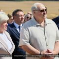 Aleksander Łukaszenka i szefowa przedsiębiorstwa rolnego "Ozeriecki-Agro" Anżelika Guszczenia. 24 lipca 2025 r., rejon Smolewicze. Zdjęcie: president.gov.by