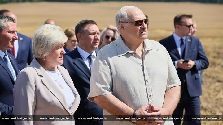 Aleksander Łukaszenka i szefowa przedsiębiorstwa rolnego "Ozeriecki-Agro" Anżelika Guszczenia. 24 lipca 2025 r., rejon Smolewicze. Zdjęcie: president.gov.by