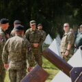 Prezydent Łotwy Edgars Rinkēvičs wraz z szefem Krajowej Służby Granicznej gen. Gunti Pujatą odwiedzili wschodnią granicę kraju, aby ocenić postępy w budowie infrastruktury bezpieczeństwa granic. Fot: facebook.com/rs.gov.lv