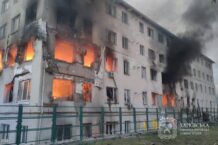 Rosyjski atak rakietowy na budynek mieszkalny w Charkowie. Jest wiele ofiar i ludzie pod gruzami