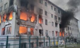 Rosyjski atak rakietowy na budynek mieszkalny w Charkowie. Jest wiele ofiar i ludzie pod gruzami
