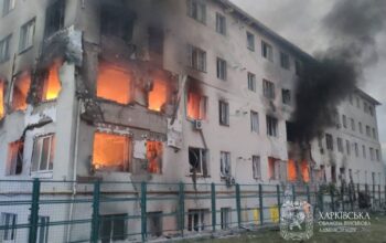 Rosyjski atak rakietowy na budynek mieszkalny w Charkowie. Jest wiele ofiar i ludzie pod gruzami