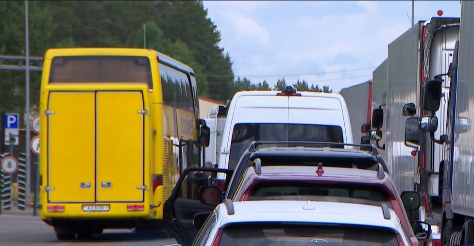 Granica zakorkowana do granic absurdu. Kierowcy uwięzieni między systemami