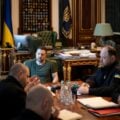 Prezydent Zełenski na zdjęciu wręcza Walerijowi Załużnemu tytuł Bohatera Ukrainy wraz z orderem Złotej Gwiazdy w lutym 2024 r. ) Fot: /x.com/zelenskyyua