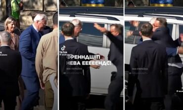 Tak przy ludziach? Minister z Luksemburga wszedł w tryb kangura (WIDEO)