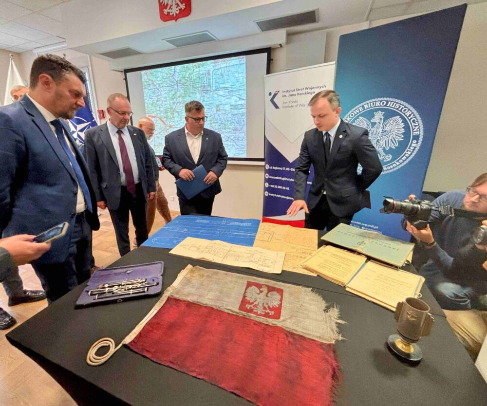 Bandera ORP Admirał Sierpinek (fot. Instytut Strat Wojennych)