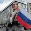 Kobieta z rosyjską flagą. Fot: SOTA