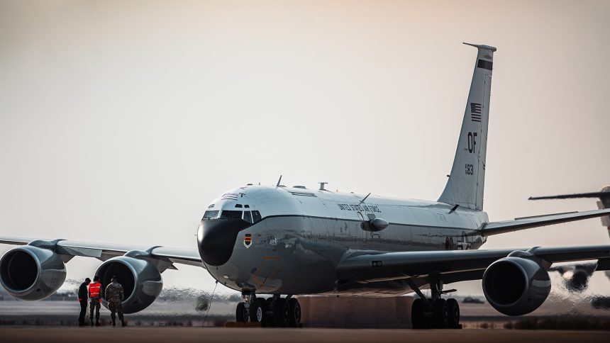 Samolot WC-135R Constant Phoenix należący do Sił Powietrznych Stanów Zjednoczonych, służy jako niebojowy samolot do gromadzenia danych naukowych, którego celem jest zapewnienie przestrzegania przez państwa zakazu przeprowadzania naziemnych testów broni jądrowej. (Zdjęcie Sił Powietrznych Stanów Zjednoczonych)