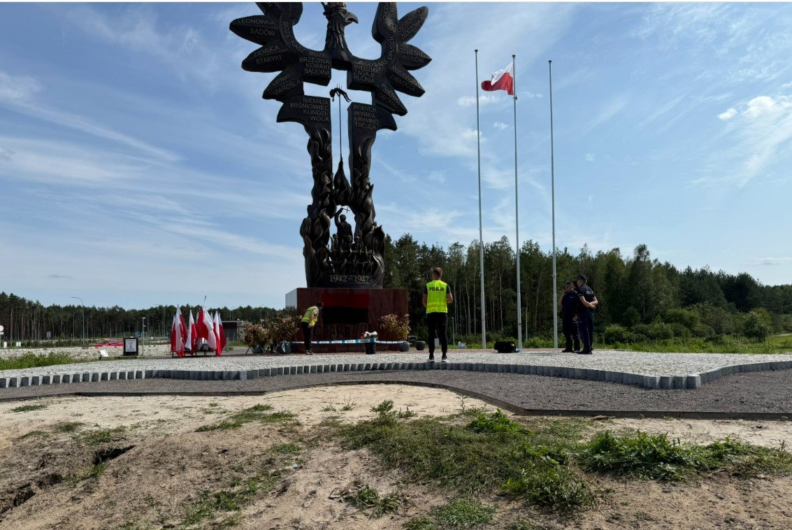 Ukraińcy zatrzymani za banderowskie symbole w miejscach pamięci