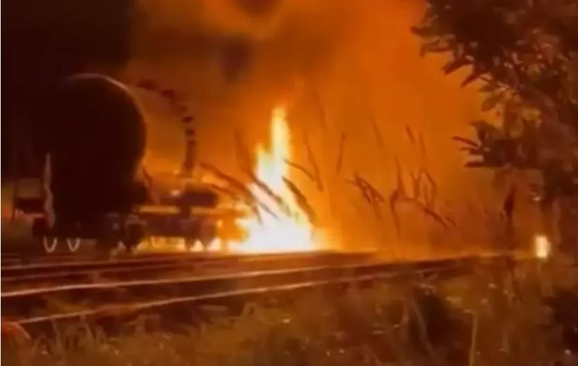 Wysadzili rosyjski węzeł logistyczny w zachodniej Rosji – cysterny w ogniu [WIDEO]