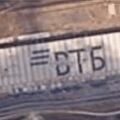 Uszkodzony dach bazy dronów Szahed w Tatarstanie oznaczony logo „WTB”, jak widać na zdjęciach satelitarnych po ukraińskich atakach. (Źródło: Dnipro Osint)