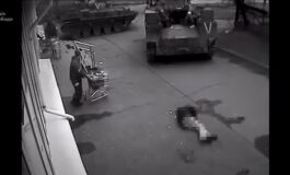 Cywil zastrzelony i ograbiony na ulicy. Nowe, drastyczne nagrania z Buczy [18+]