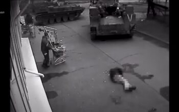 Cywil zastrzelony i ograbiony na ulicy. Nowe, drastyczne nagrania z Buczy [18+]