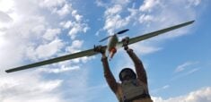 Ukraiński żołnierz z dronem