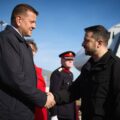 Wałerij Załużny wita w Londynie Wołodymyra Zełenskiego. Fot: t.me/Zaluzhnui