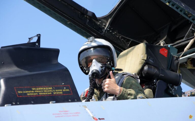 Rosyjskie Su-30M2 lądują na Białorusi. Kilka dni przed startem „Zapad-2025”… zapowiedź symulowanego uderzenia atomowego! (WIDEO)