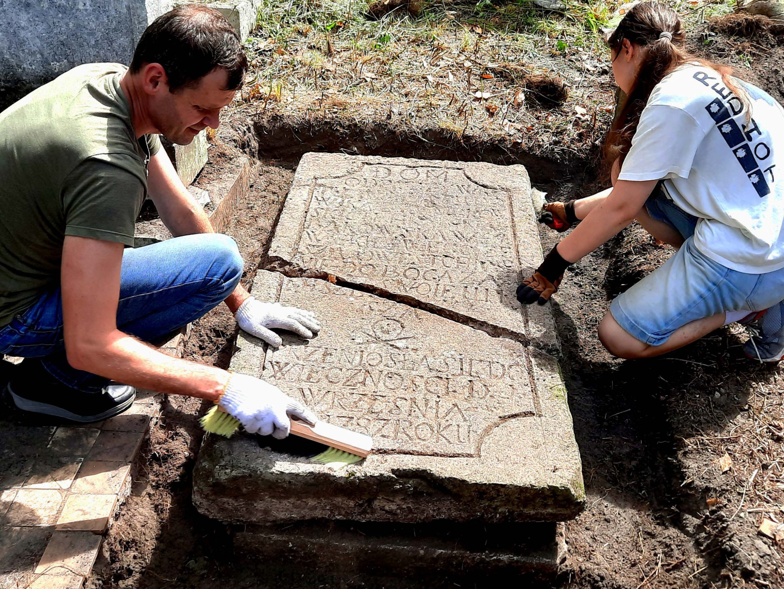 Na Cmentarzu Łyczakowskim we Lwowie odnaleziono jedną z najstarszych płyt nagrobnych