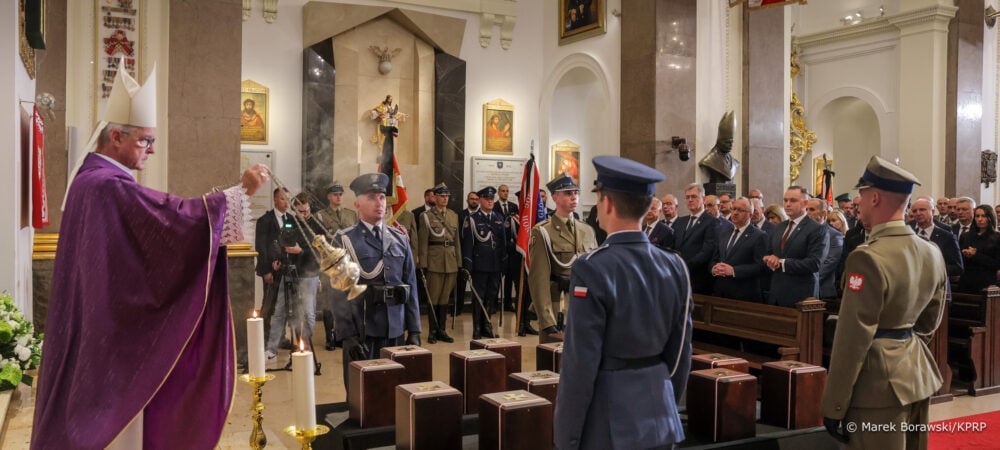 W podziemiach Katedry w szesnastu urnach zostało złożonych 15 czaszek i materiał kostny Ofiar Zbrodni Katyńskiej.