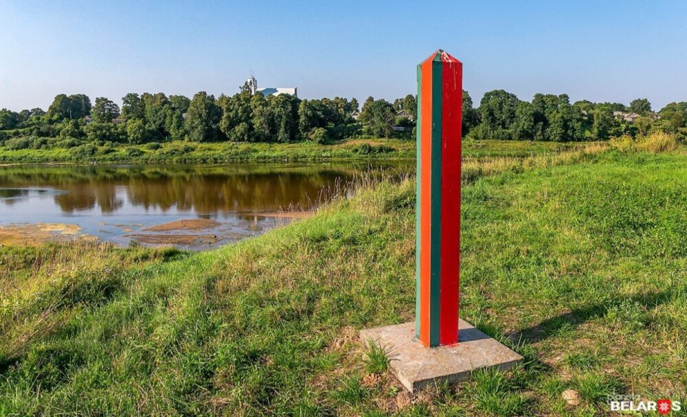 Słup graniczny na białoruskim brzegu. Druja na granicy z Łotwą. Fot: planetabelarus.by
