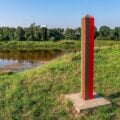 Słup graniczny na białoruskim brzegu. Druja na granicy z Łotwą. Fot: planetabelarus.by