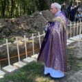 Msza pogrzebowa ekshumowanych ofiar zbrodni w Puźnikach