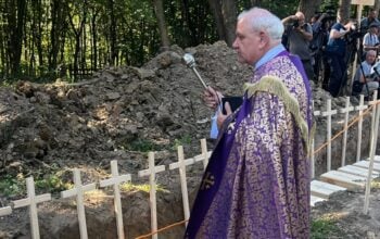 W Puźnikach trwają uroczystości pogrzebowe ofiar zbrodni wołyńskiej