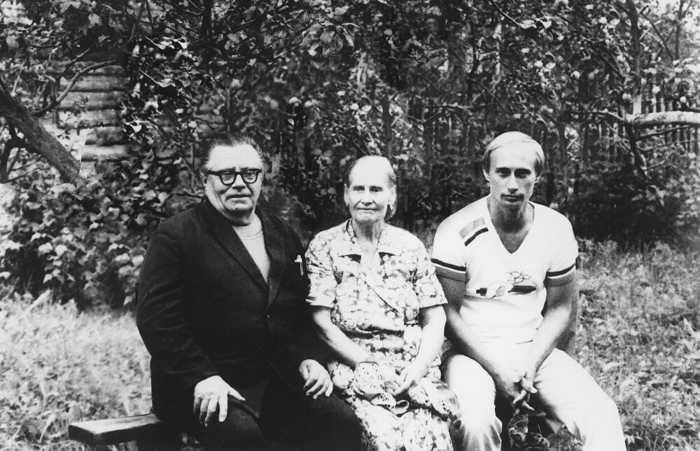 Władimir Putin z rodzicami ( Władimirem Spiridonowiczem Putinem (Q19300851) i Marią Iwanowną Putiną (Q19300864) ) w 1985 roku przed wyjazdem do NRD/ Fot: Kremlin.ru