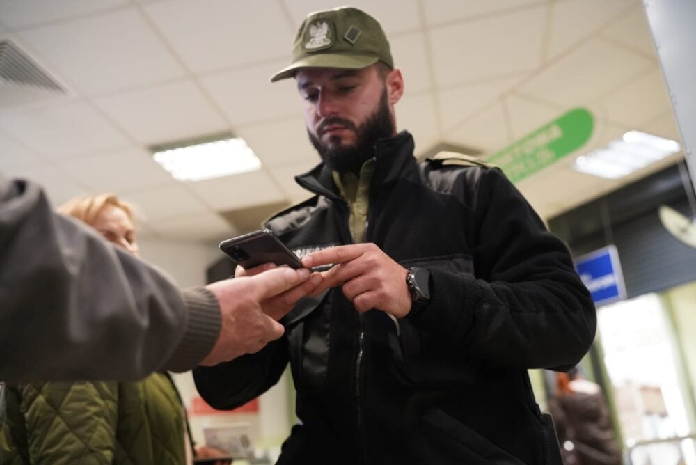 Pierwsi podróżni odprawieni na polskiej granicy w Entry/Exit System. Fot: strazgraniczna.pl