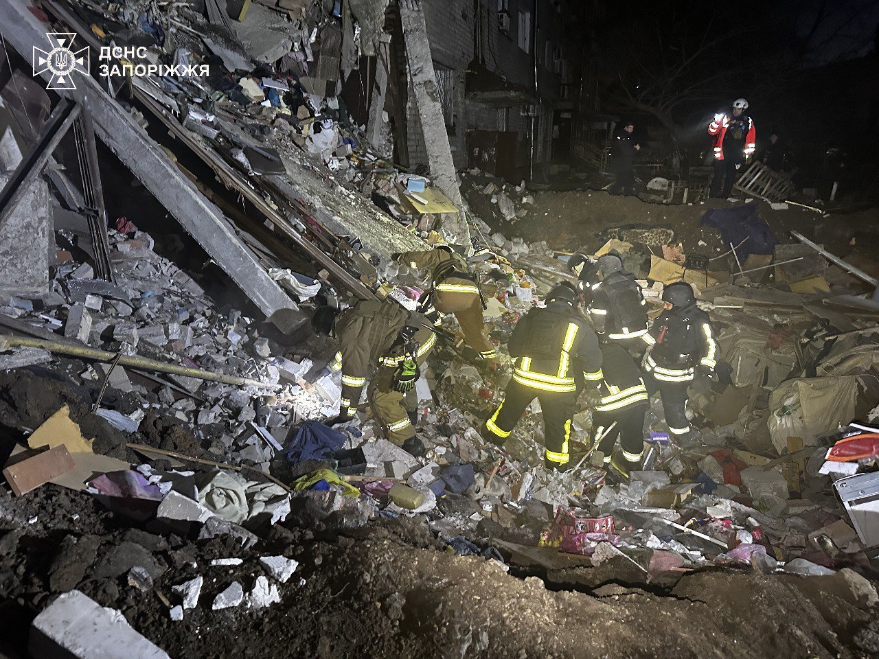 Akcja ratownicza po rosyjskim ataku powietrznym w Zaporożu
