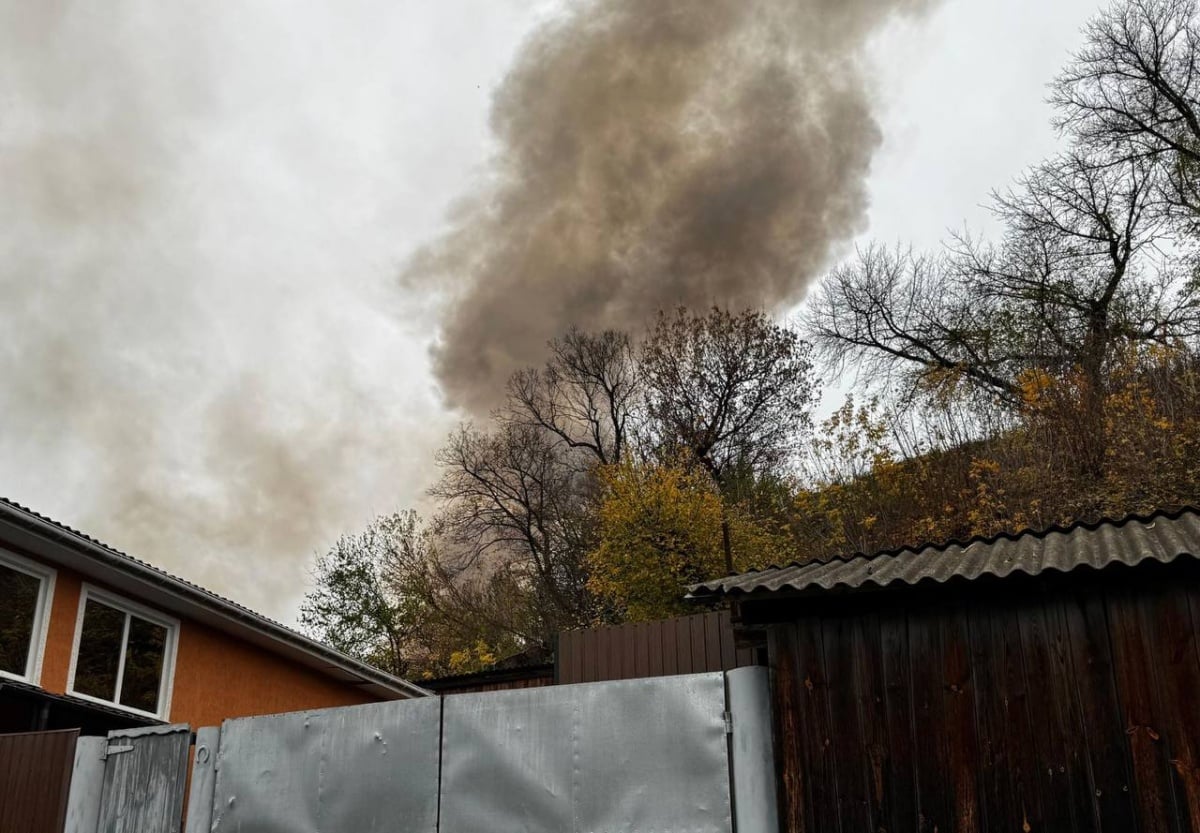 Pożar po ataku rosyjskich dronów w Nowogrodzie Siewierskim