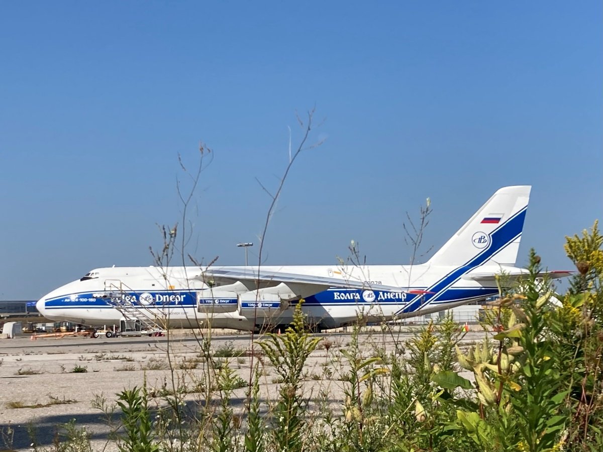 Samolot An-124 firmy Wołga-Dniepr zatrzymany na lotnisku w Toronto