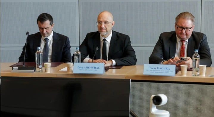 Denys Szmyhal w Brukseli w środku. Zdjęcie z Facebooka ministra.