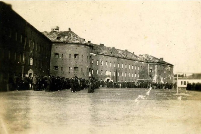 Jeńcy wojenni na placu obozowym w 1943 r. / Zdjęcie Marcela Mayera